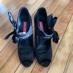 Betsy Johnson Saturn tied side bow heels.